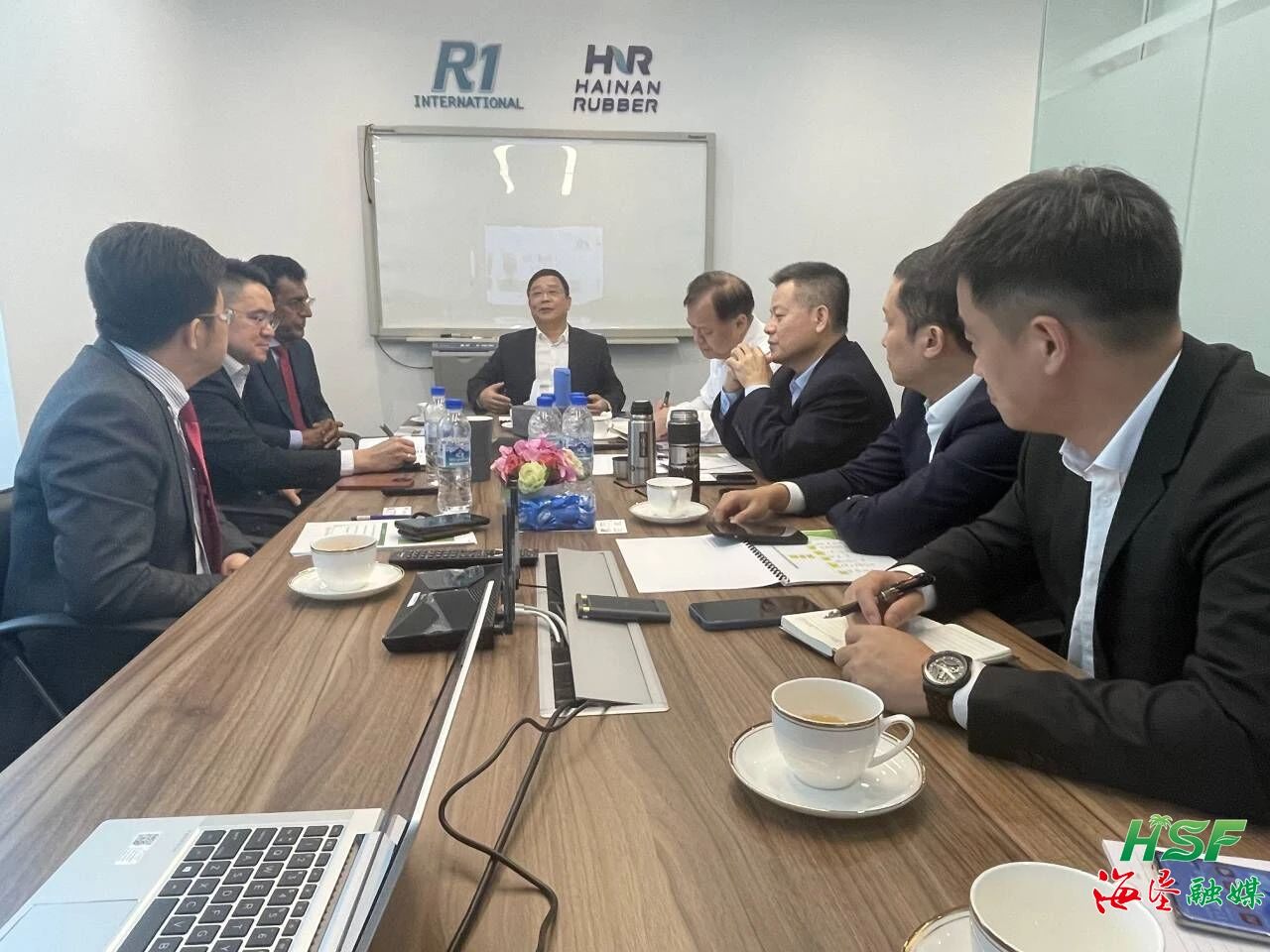 包洪文一行与R1公司座谈交流。。。。